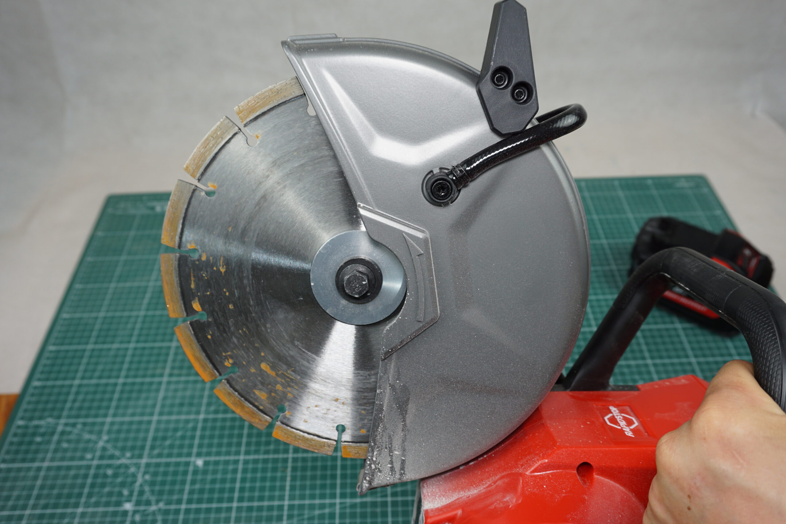 Akku-Trennschleifer mit 230-mm-Diamanttrennscheibe und 12-Ah-Akku – Bild 5