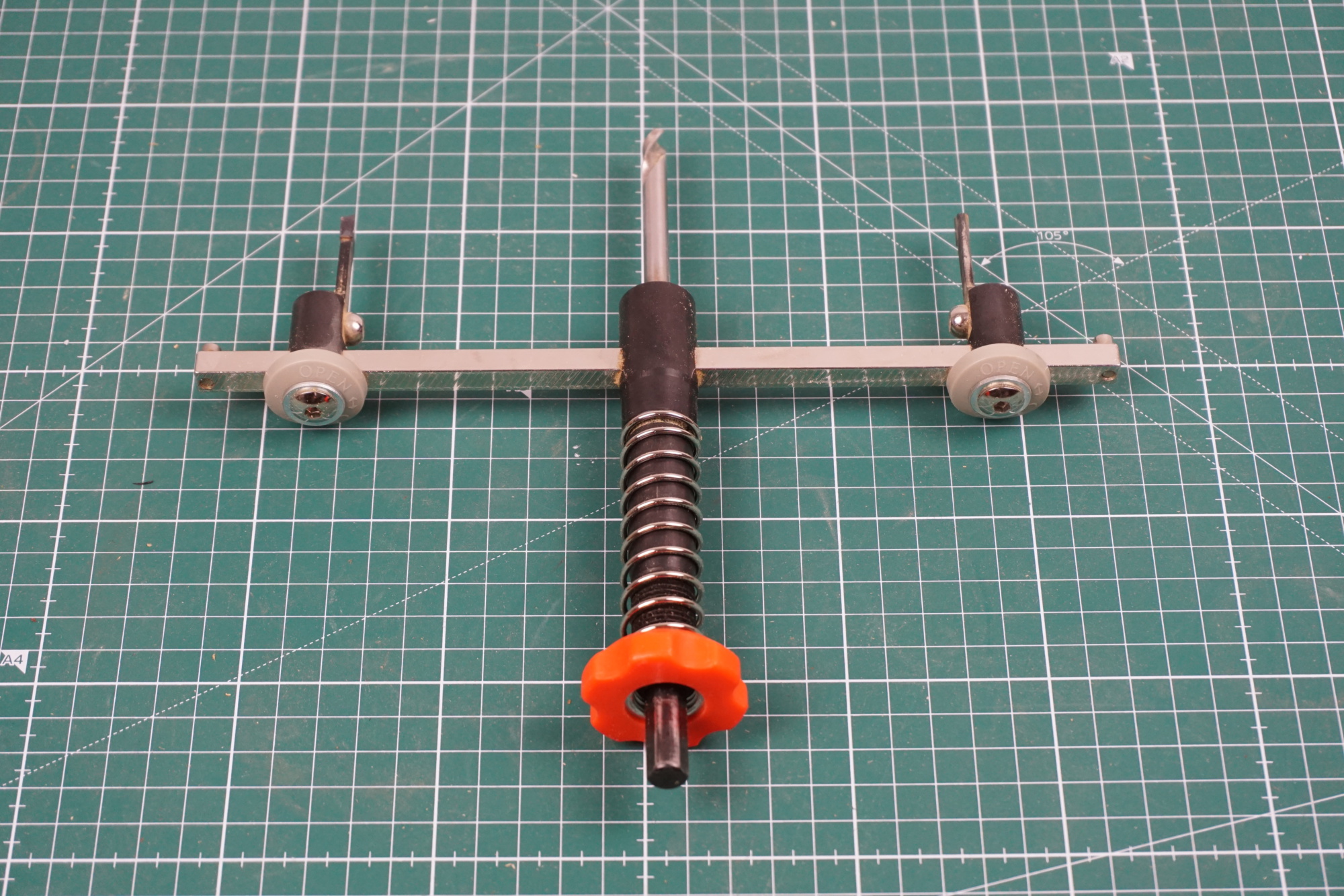 verstellbarer Kreisschneider 40–200 mm mit Staubschutzhaube und Wechselmessern – Bild 8