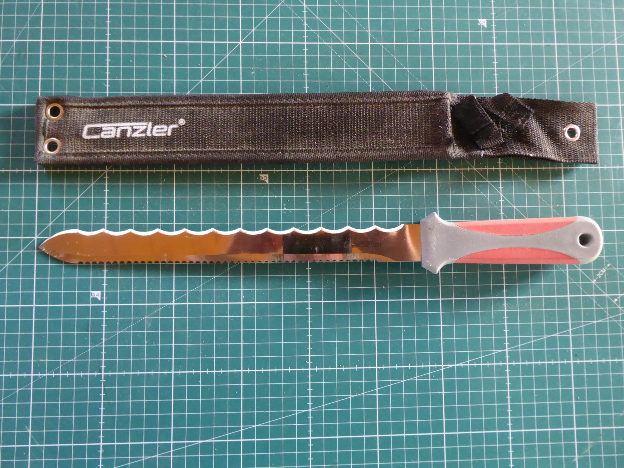 Dämmstoffmesser mit Wellenschliff und Sägezahnung